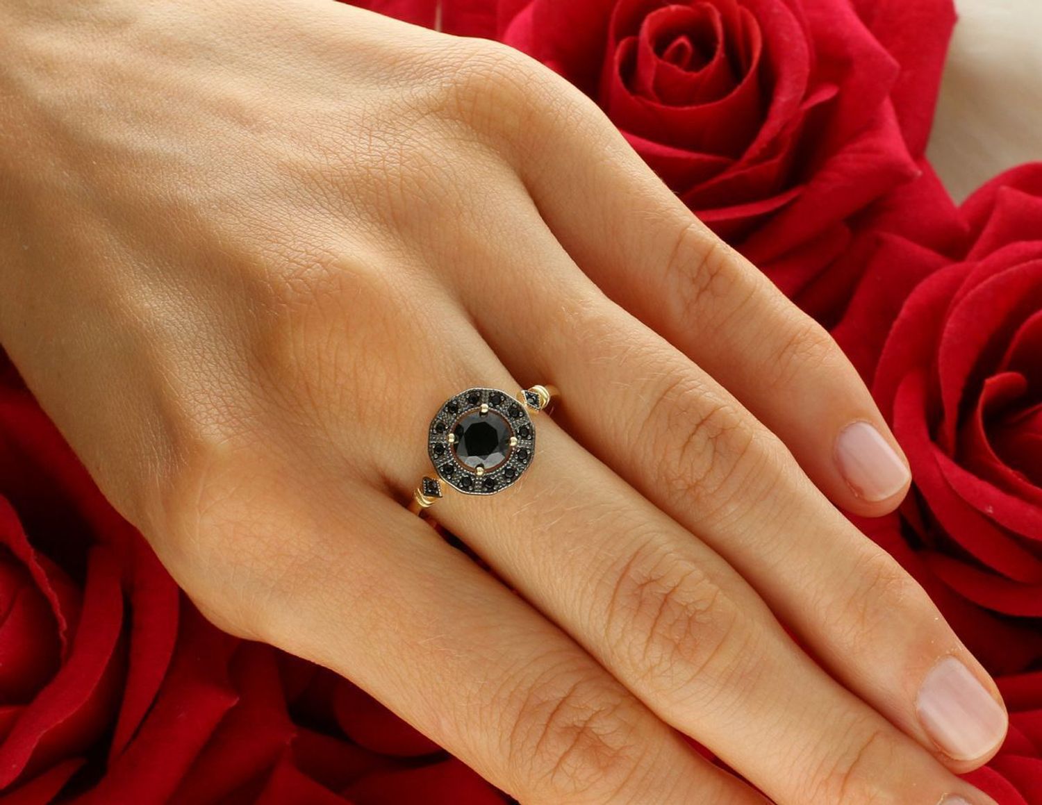 Pierścionek damski ze złota próby 585 z ozdobnym okrągłym elementem i czarnymi cyrkoniami. Waga 2,45 g, szerokość dolnej szyny 2 mm.1.jpg